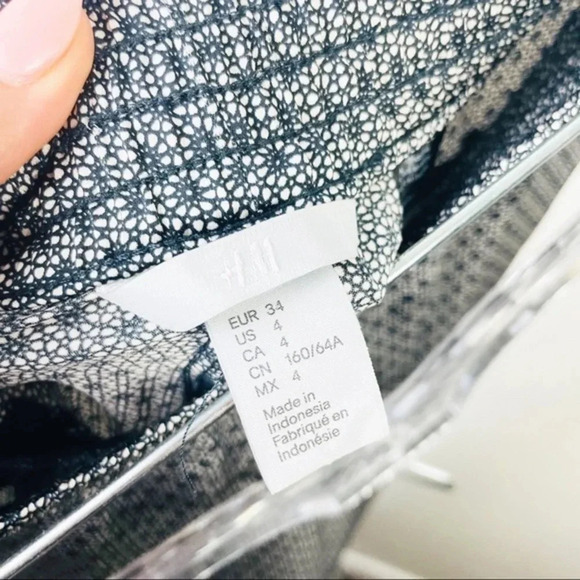 H&M Gray Printed Wide Leg Silky Pants Size 4 - Picture 5 of 6